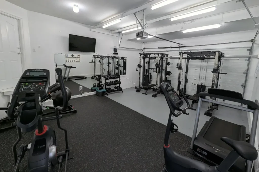 Gym and kinesiology clinic at Tee Live Fitness And Kinesiology located in Surrey.